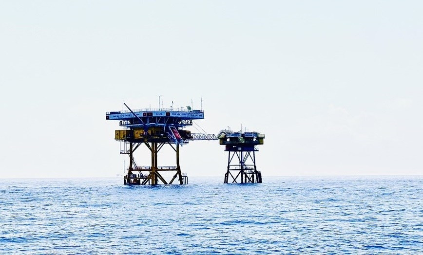 DK1 platform stands firm on East Sea hinh anh 1
