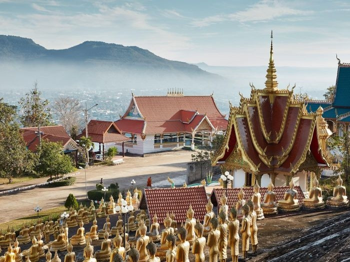  Thị xã ven sông bình yên Pakse là điểm khởi đầu cho bất cứ hành trình tham quan nào dọc theo sông Mekong ở miền Nam Lào. Nằm trên cao là Wat Phou Salao, một ngôi đền trên đỉnh đồi có khung cảnh đẹp như tranh vẽ. Bao bọc xung quanh ngôi đền là hàng nghìn đảo lớn nhỏ trên dòng sông uốn quanh. 