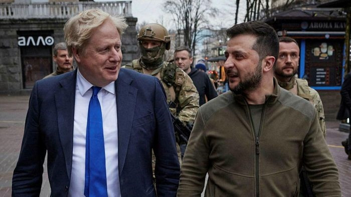 Cựu Thủ tướng Anh Boris Johnson (trái) và Tổng thống Ukraine, Volodymyr Zelensky tại Kiev vào mùa hè năm ngoái. Ảnh: Văn phòng báo chí Tổng thống Ukraine/AFP