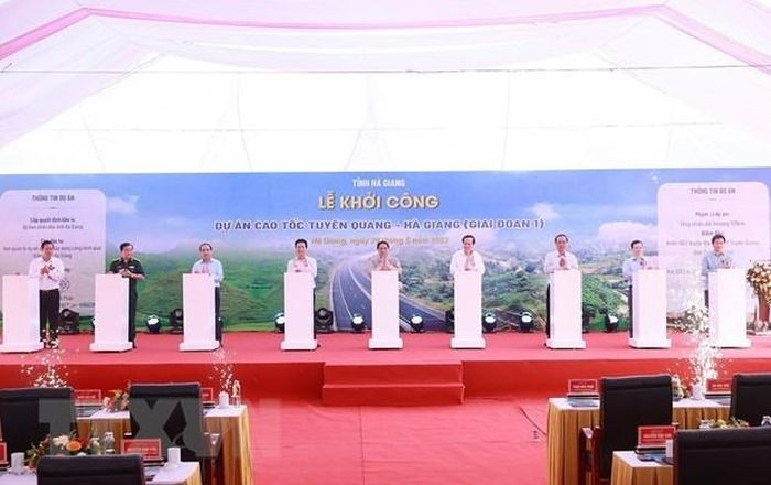 Thủ tướng Phạm Minh Chính và các đại biểu khởi công Dự án cao tốc Tuyên Quang-Hà Giang giai đoạn 1. (Ảnh: Dương Giang/TTXVN)