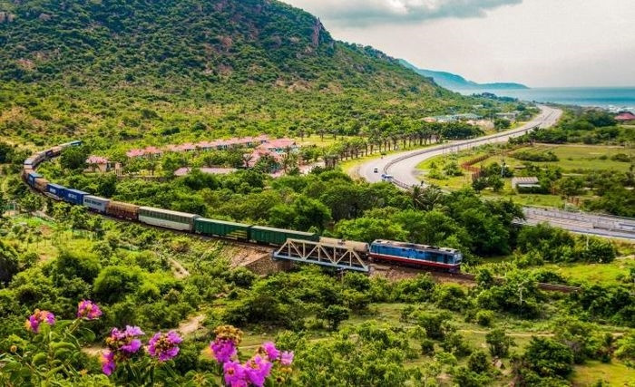 Tuyến đường sắt Thống Nhất của Việt Nam có chiều dài khoảng 1.730km. (Ảnh: Scenic Vietnam/Shutterstock).