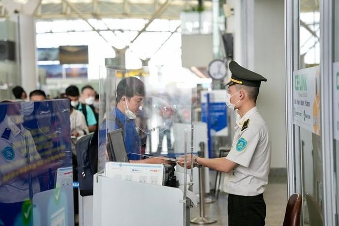 Hành khách làm thủ tục tại điểm kiểm tra an ninh hàng không (vị trí kiểm tra giấy tờ đi máy bay) sân bay Nội Bài. Ảnh: Phan Công