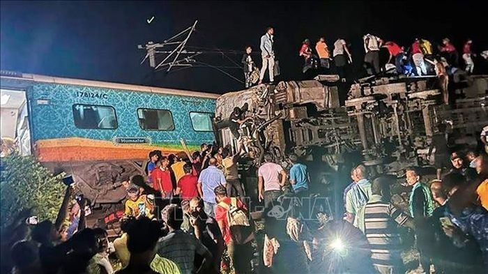 Lực lượng cứu hộ làm nhiệm vụ tại hiện trường vụ tai nạn đường sắt ở quận Balasore, bang Odisha, Ấn Độ tối 2/6/2023. Ảnh: AP/TTXVN