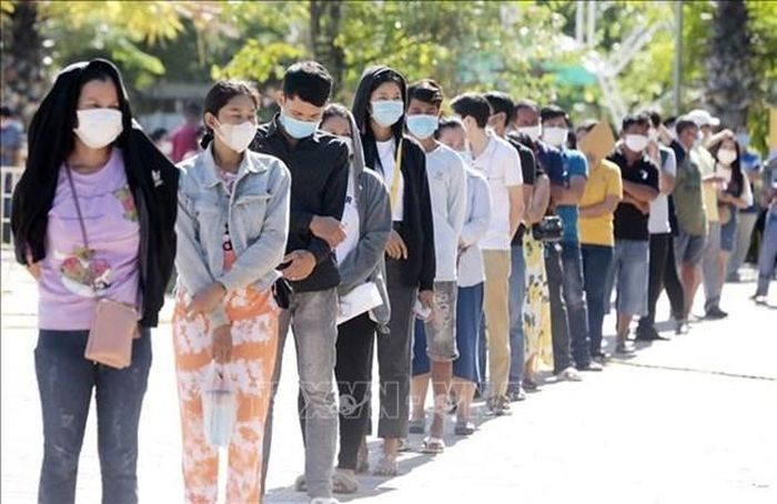 Người dân xếp hàng chờ bỏ phiếu tại Phnom Penh, Campuchia. (Ảnh: THX/TTXVN)