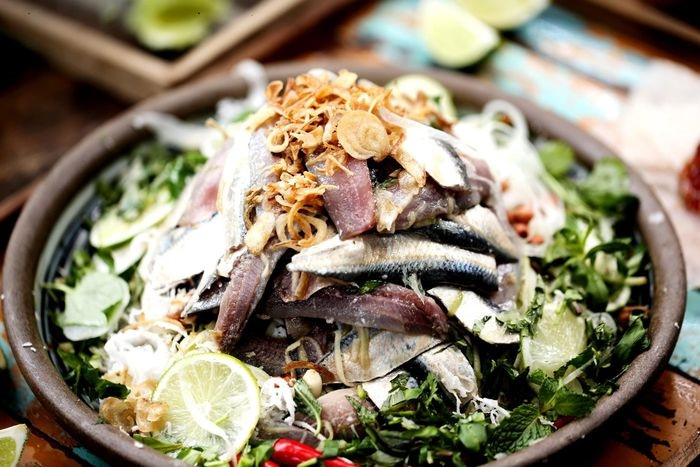 Không giống gỏi cá trích Nam Ô (Đà Nẵng), món gỏi cùng tên nổi tiếng Phú Quốc lại có cách chế biến riêng với hương vị thơm ngon khó hòa lẫn (Ảnh: Phước Tân).