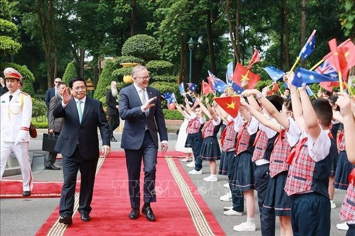 Thủ tướng Phạm Minh Chính và Thủ tướng Australia Anthony Albanese với thiếu nhi Thủ đô tại Lễ đón chính thức. Ảnh: Dương Giang/TTXVN