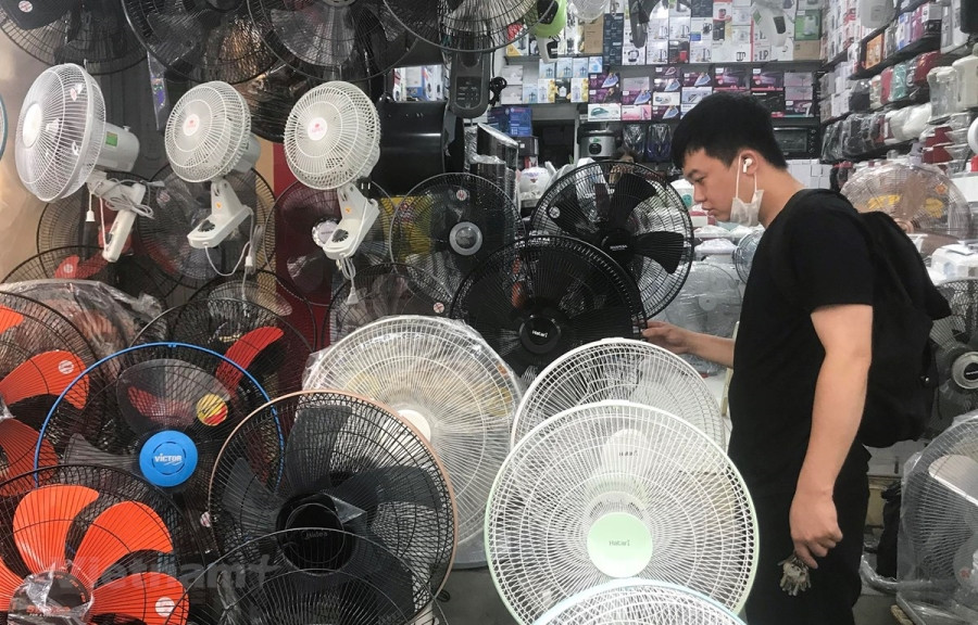 Thời tiết nắng nóng khiến nhu cầu mua các sản phẩm quạt tích điện của người dân Thủ đô tăng cao. (Ảnh: Việt Anh/Vietnam+)