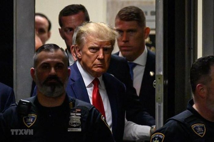 Cựu Tổng thống Mỹ Donald Trump (giữa) tại Tòa án Manhattan ở New York, Mỹ ngày 4/4/2023. (Ảnh: AFP/TTXVN)