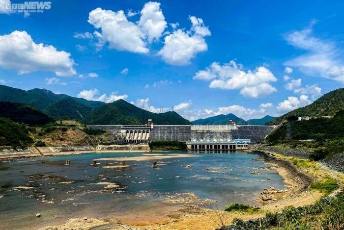 Hơn 1 tháng nay, mực nước tại hồ thủy điện Sơn La (đoạn qua thị xã Mường Lay, Điện Biên) xuống dưới mực nước chết, buộc nhà máy thủy điện phải dừng hoạt động.