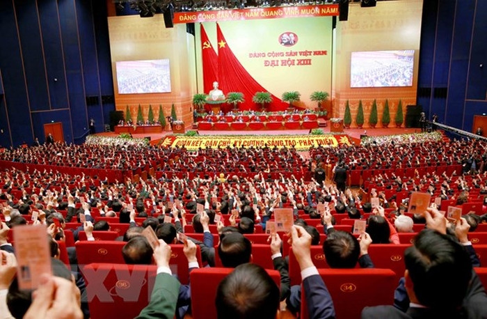  Các đại biểu biểu quyết, thông qua Nghị quyết Đại hội XIII Đảng Cộng sản Việt Nam. Ảnh: TTXVN