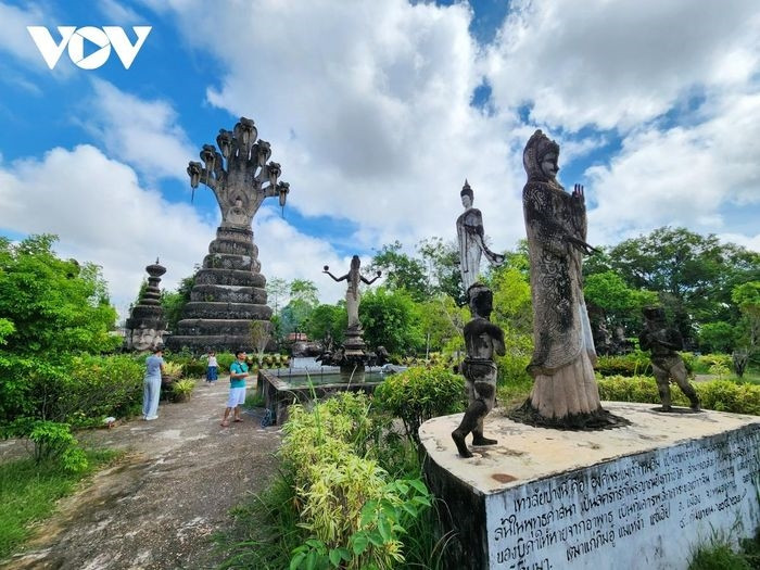 Lào và Thái Lan là hai quốc gia mà Phật giáo là quốc đạo, có chung dòng sông Mekong, nhiều điểm tương đồng về ngôn ngữ, kiến trúc các công trình chùa chiền. Ở mỗi quốc gia đều có công viên tượng Phật nằm ở hai bờ sông Mekong với nhiều nét chung. Nếu như ở Lào có vườn tượng Phật Xieng Khuan thì phía bên kia bờ sông là công viên tượng Phật Sala Keokou ở Thái Lan.