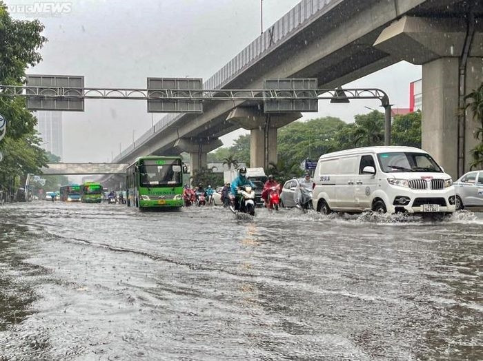 Trưa 12/6, Hà Nội đón cơn mưa lớn kéo kéo dài khoảng 1 tiếng đồng hồ. Nhiều tuyến phố ở các quận Thanh Xuân, Hà Đông, Cầu Giấy... ngập sâu.