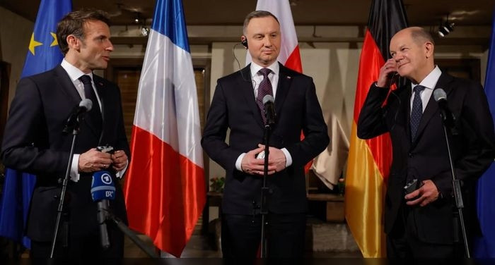 Tổng thống Ba Lan Andrzej Duda (giữa) với Tổng thống Pháp Emmanuel Macron (trái) và Thủ tướng Đức Olaf Scholz. Ảnh: AFP
