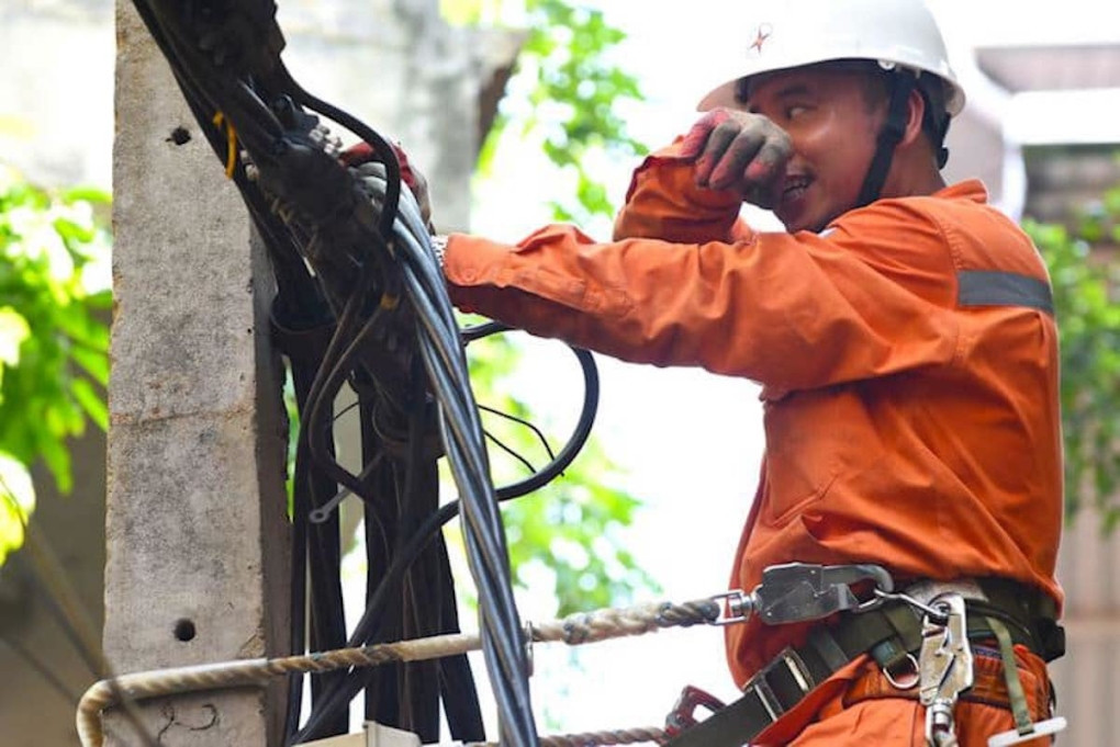 Công nhân điện lực Hà Nội sửa chữa khắc phục sự cố, tháng 6/2023. Ảnh: EVN