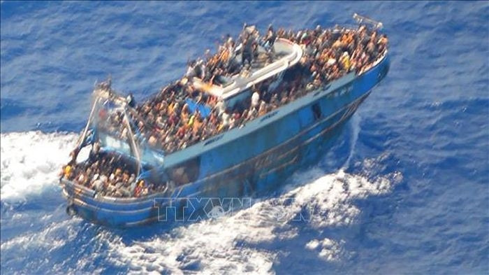 Tàu chở người di cư trên vùng biển ngoài khơi Hy Lạp, ngày 14/6/2023. Ảnh: AFP/TTXVN