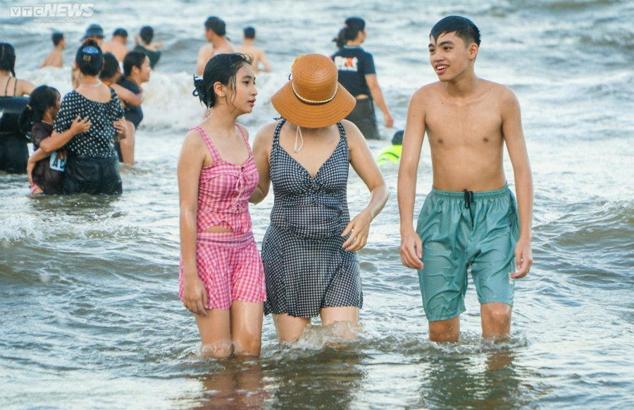 Biển Sầm Sơn đông nghịt người ngày nắng nóng - 8