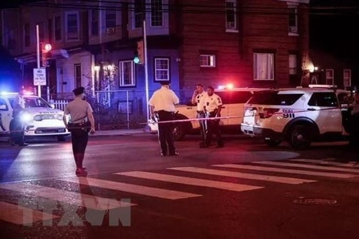 Cảnh sát phong tỏa hiện trường một vụ xả súng ở Mỹ. (Ảnh: The Philadelphia Inquirer/TTXVN)