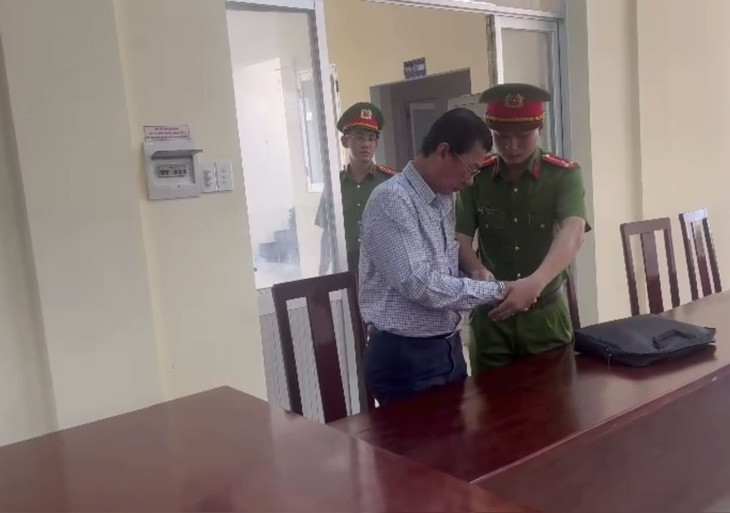 Công an TP Phan Thiết bắt tạm giam bị can Phạm Văn Linh - Ảnh: CTV