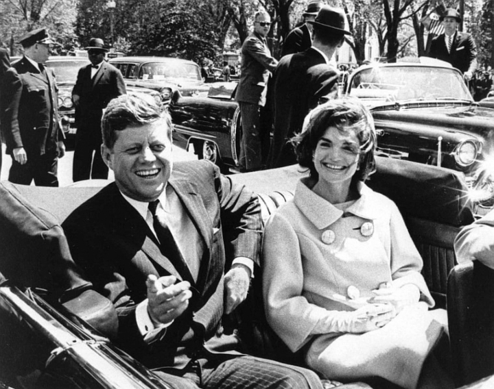 Cựu tổng thống Mỹ John F Kennedy và Đệ nhất phu nhân Jackie Kennedy tại Washington, Mỹ năm 1961. (Ảnh: SCMP)