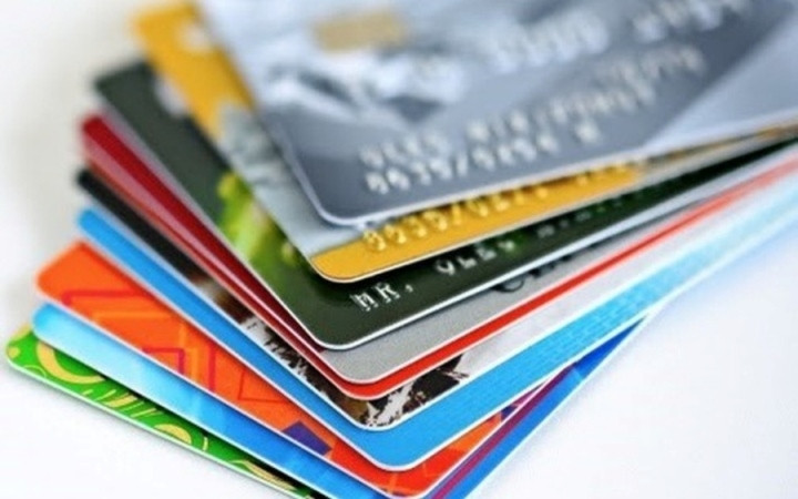 Khách hàng cần khoá thẻ ngay sau khi phát hiện mất thẻ ATM. (Ảnh minh họa)