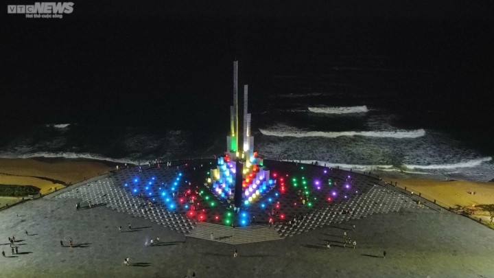 Về ban đêm, tháp Nghinh Phong được chiếu sáng với công nghệ Boline - Tesia 3D Mapoping và laze có cường độ cao, tạo nên vũ điệu ánh sáng đa sắc màu, hòa trong tiếng vi vút cất lên từ gió biển qua khe nghinh phong của tháp.