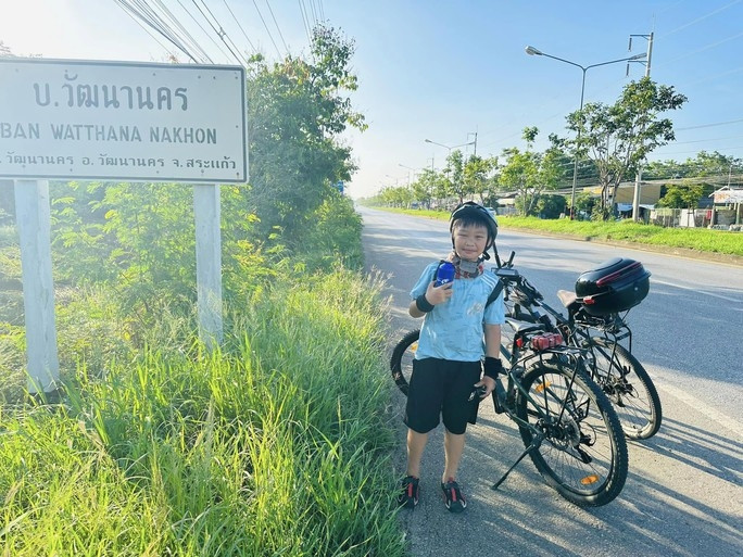 Cậu bé 10 tuổi ở Lạng Sơn đạp xe khám phá 4 quốc gia - Ảnh 4.