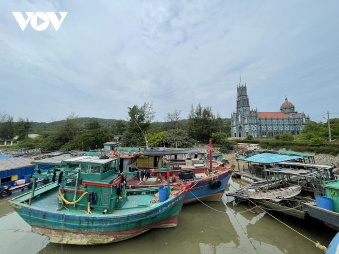 Các tàu, thuyền ở xã đảo Thanh Lân, huyện Cô Tô về nơi tránh trú bão số 1