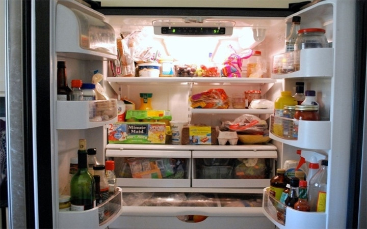 Chất đầy thức ăn thừa trong tủ lạnh là thói quen gây tốn điện rất nhiều người mắc phải.