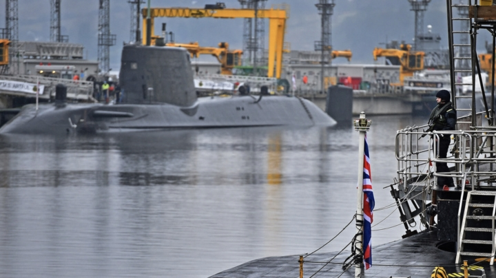 Nhân viên an ninh của Hải quân Hoàng gia Anh đứng gác trên tàu ngầm HMS Vigilant. (Ảnh: Getty)