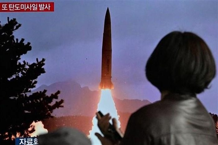 Người dân tại Seoul (Hàn Quốc) theo dõi qua truyền hình bản tin về vụ phóng tên lửa của Triều Tiên ngày 19/3/2023. (Ảnh: AFP/TTXVN)