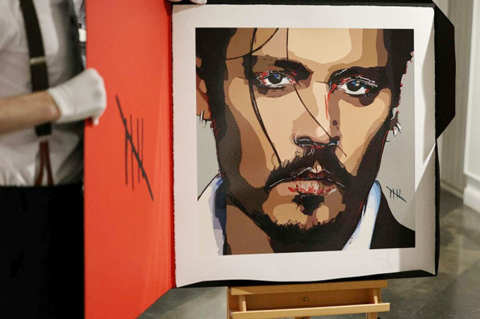 Johnny Depp bán tranh tự họa