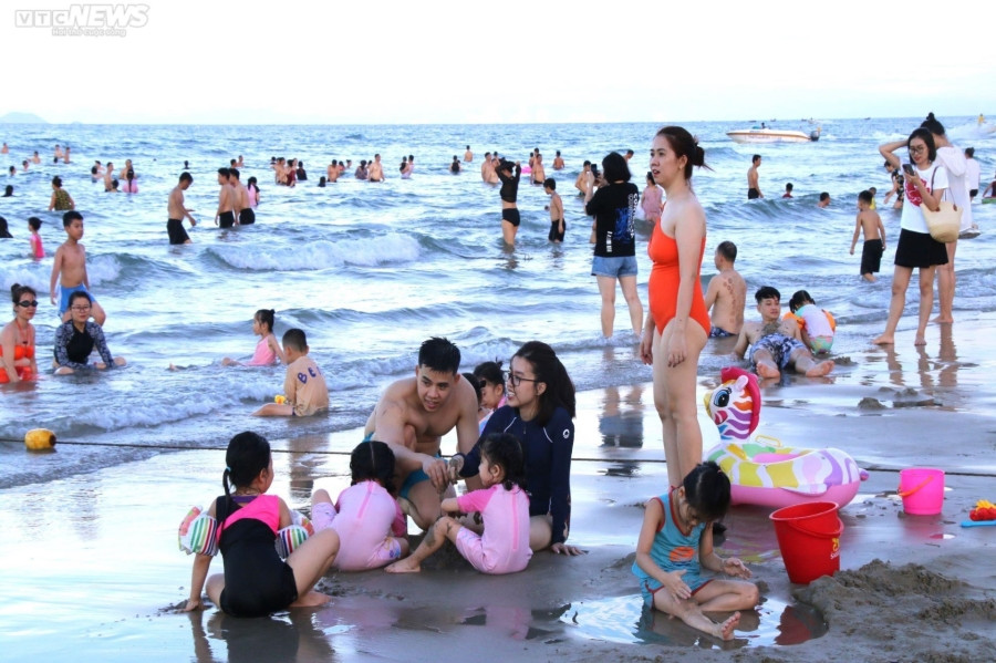 Cuối tuần nắng nóng, biển Đà Nẵng kín người đổ về giải nhiệt - 1