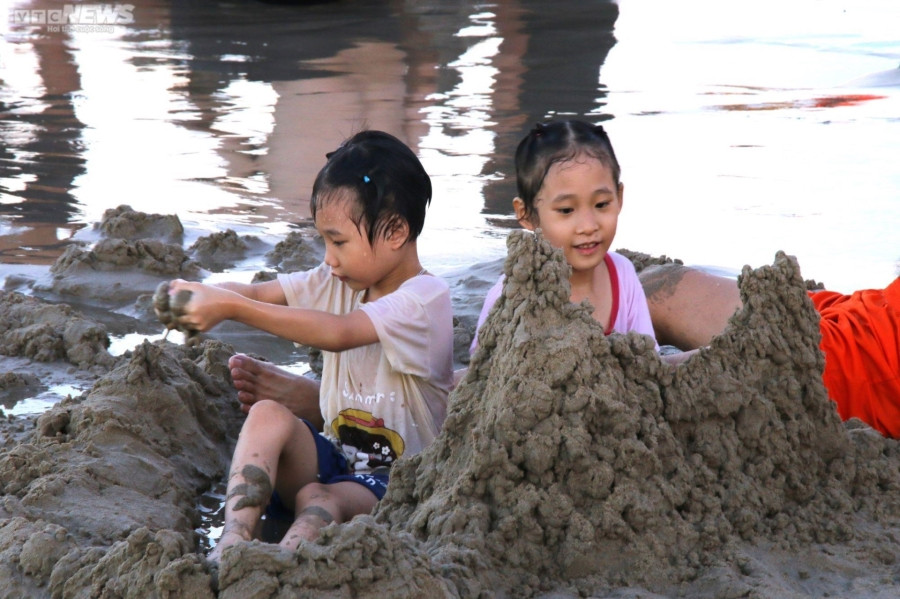 Cuối tuần nắng nóng, biển Đà Nẵng kín người đổ về giải nhiệt - 3