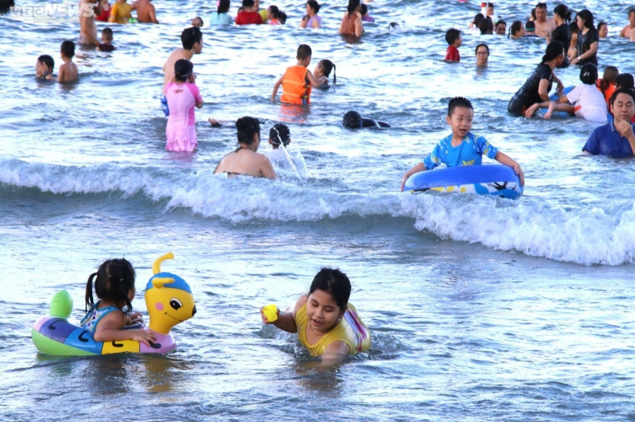 Cuối tuần nắng nóng, biển Đà Nẵng kín người đổ về giải nhiệt - 4