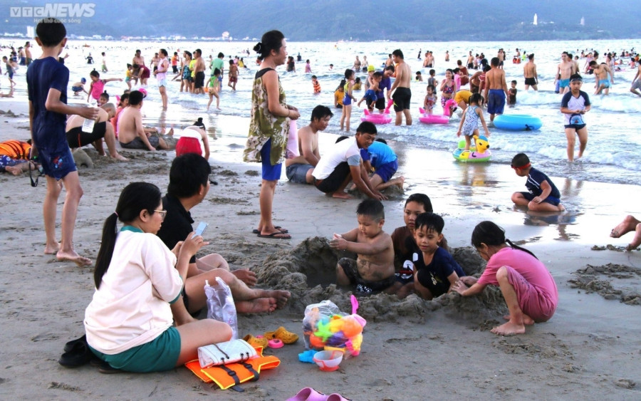 Cuối tuần nắng nóng, biển Đà Nẵng kín người đổ về giải nhiệt - 5