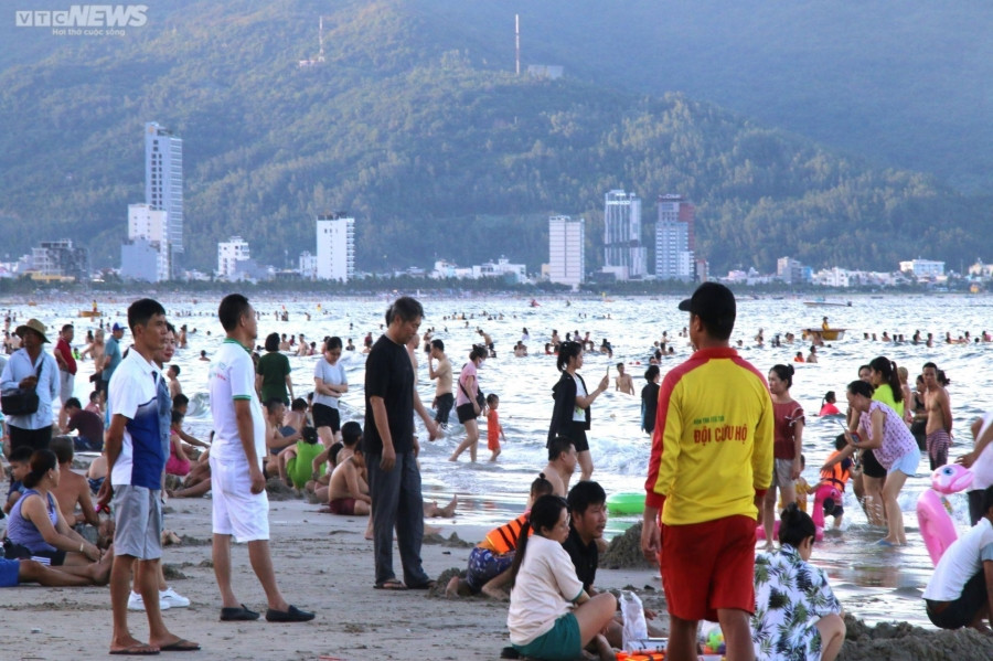 Cuối tuần nắng nóng, biển Đà Nẵng kín người đổ về giải nhiệt - 8