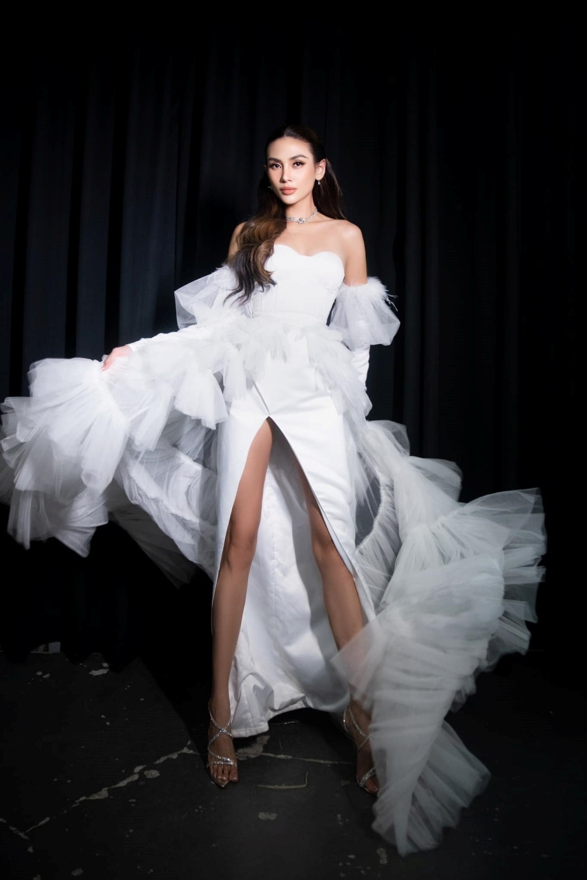 Váy dạ hội lộ nội y tràn ngập đêm bán kết Hoa hậu Hòa bình Thái Lan - 2sao