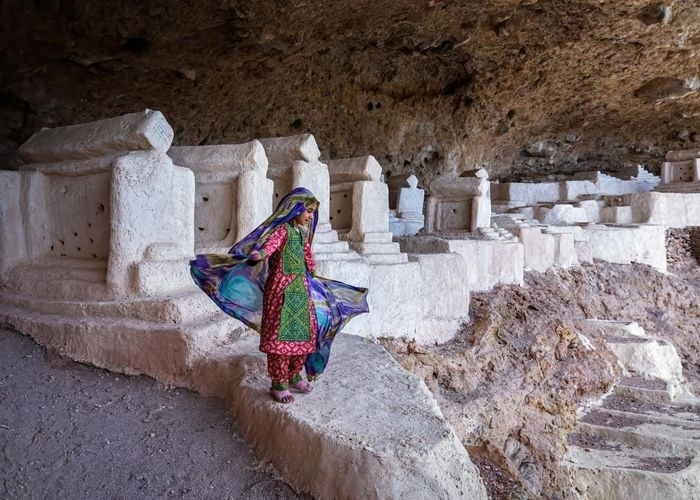 Nghĩa trang Haftad Mulla khoảng 1.000 năm tuổi, nằm trong một hang động ở tỉnh Sistan Baluchestan, được mô phỏng theo thiết kế lăng mộ của Cyrus Đại đế Achaemenid (600-530 TCN) (Ảnh: Ahmad Belbasi)