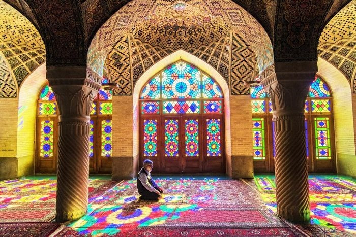 Thánh đường Hồi giáo Nasir ol Molk còn được mệnh danh là Thánh đường Hồng có diện tích khoảng 2.890m2, nằm tại Shiraz, Iran. Công trình này được xây dựng theo lệnh của lãnh chúa Shiraz, Ngài Mirza Hassan Ali Nasir ol Molk vào năm 1876 và hoàn thiện vào năm 1888 (Ảnh: Ehsan Jazini)