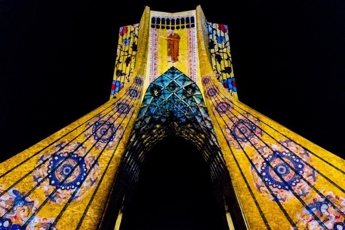 Tháp Azadi được biết đến là một trong những công trình nổi tiếng của thủ đô Tehran, và là một biểu tượng của Iran hiện đại. Công trình được khởi công năm 1969 và hoàn thiện vào năm 1971 (Ảnh: Arian Javadian)