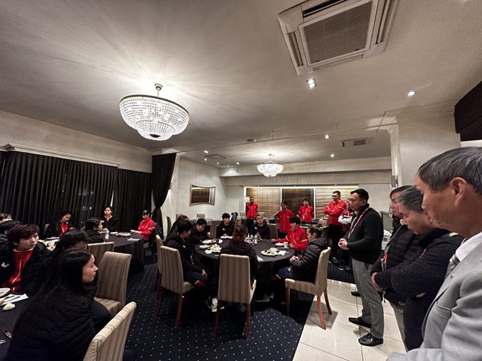Chủ tịch VFF Trần Quốc Tuấn động viên các tuyển thủ nữ Việt Nam tại khách sạn nơi đội đóng quân   Ảnh: Trí Công