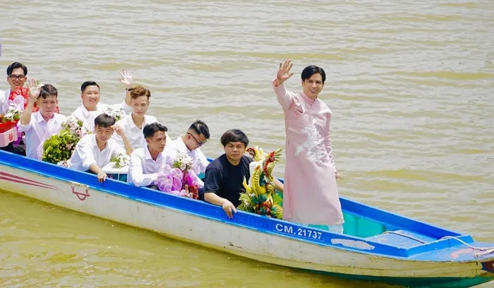 Hồ Quang Hiếu và nhà trai phải chèo ghe sang sông.