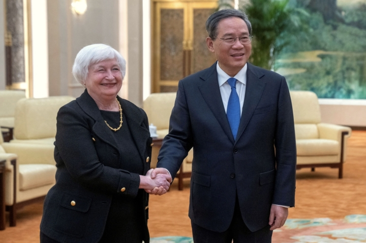 Bộ trưởng Tài chính Mỹ Janet Yellen và Thủ tướng Trung Quốc Lý Cường tại cuộc gặp tại Đại lễ đường Nhân dân ở Bắc Kinh, Trung Quốc hôm 7/7. (Ảnh: Reuters)