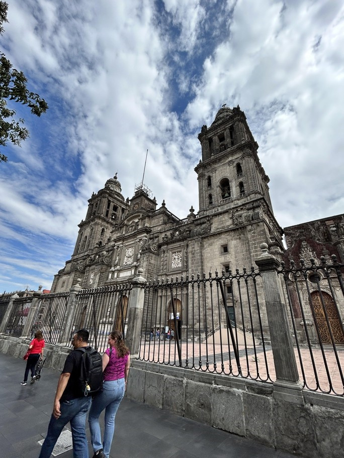 Nhà thờ kỳ vĩ giữa Mexico City - Ảnh 3.