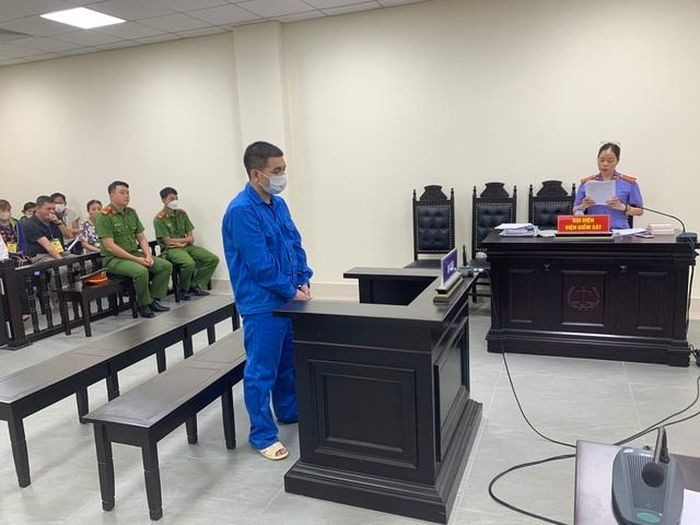 Đại diện VKSND TP Hà Nội đọc cáo trạng tại phiên tòa.