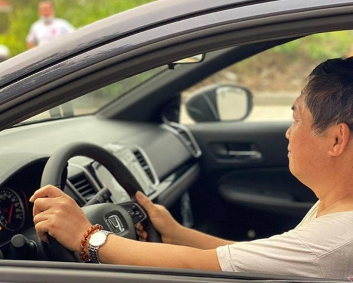 Đối với bằng lái xe hạng E: Do có quy định về độ tuổi tối đa mà người có giấy phép lái xe hạng E là đủ 55 tuổi đối với nam và 50 tuổi đối với nữ. Đây cũng có thể được xác định là độ tuổi nghỉ hưu của nghề lái xe này.