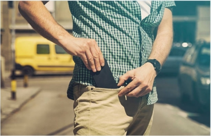 Để điện thoại ở túi quần sẽ gây ra nhiều tác hại cho sức khoẻ. (Ảnh minh hoạ)