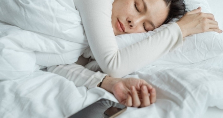 Việc để điện thoại ngay đầu giường khi đi ngủ vì sự tiện lợi không hề tốt cho sức khỏe, thậm chí có thể khiến bạn gặp tai nạn.
