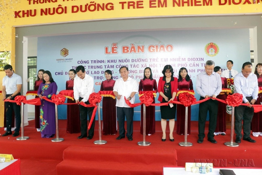 Actions for Vietnamese AO victims hinh anh 5