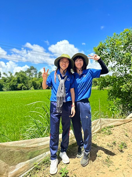 Thuỳ Trang (phải) đang tham gia chiến dịch tình nguyện Mùa hè xanh tại Trà Vinh. Cô trước đó trở về quê nhà làm thiện nguyện, thăm hỏi và tặng quà cho bệnh nhân nghèo tại Quảng Nam.